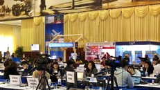 Phóng viên bận rộn tác nghiệp tại Trung tâm Báo chí quốc tế. Ảnh: Thùy Dương