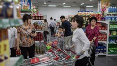 Người dân mua sắm tại một siêu thị ở Bình Nhưỡng, Triều Tiên. (Nguồn: AFP/TTXVN)