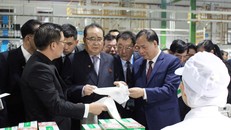 Đoàn Triều Tiên thăm nhà máy sản xuất bao bì ở Hải Dương