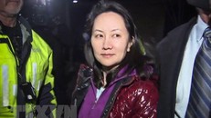 Giám đốc Tài chính của Tập đoàn Huawei, bà Mạnh Vãn Châu, rời khỏi tòa án tối cao ở Vancouver, Canada ngày 11/12/2018. (Ảnh: AFP/TTXVN)