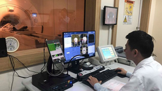 Bệnh nhân đang được chụp cộng hưởng từ tại Bệnh viện Bệnh nhiệt đới. Ảnh: Hồng Hải.