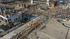 Nhân viên cứu hỏa làm nhiệm vụ tại hiện trường vụ nổ nhà máy hóa chất ở Diêm Thành, Trung Quốc ngày 22/3. (Ảnh: THX/TTXVN)