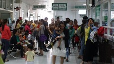 Rất đông phụ huynh đưa con đến khám bệnh tại Bệnh viện Nhi đồng 2 TP Hồ Chí Minh.