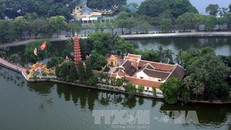Chùa Trấn Quốc bên Hồ Tây. Ảnh: Trọng Đức/TTXVN