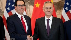 Phó Thủ tướng Trung Quốc Lưu Hạc (phải) và Bộ trưởng Tài chính Mỹ Steven Mnuchin (trái) trong cuộc gặp tại Bắc Kinh, Trung Quốc ngày 29/3/2019. (Ảnh: AFP/TTXVN)