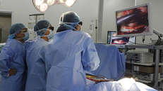 Các bác sĩ Bệnh viện E mổ nội soi tim 3D. Ảnh: Thanh Xuân.
