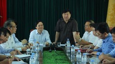 Bộ trưởng Bộ Giáo dục và Đào tạo Phùng Xuân Nhạ làm việc với lãnh đạo tỉnh Hưng Yên. (Ảnh: Minh Thu/ Vietnam+)