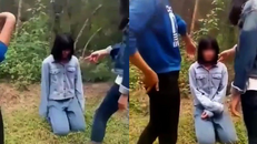 Nhóm bạn bắt nữ sinh quỳ. Ảnh chụp clip