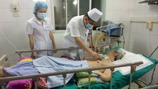 Bác sỹ thăm khám cho bệnh nhân đã uống thuốc diệt cỏ Paraquat