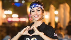 Đây là năm thứ hai H'Hen Niê đồng hành cùng chương trình “Lễ tắt đèn.” (Ảnh: Như Hoàn/Vietnam+)