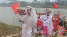 Nước được đựng trong các chum, chóe, bình sứ đang được mang từ thuyền lên bờ để dâng lên Phật, Mẫu.