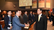 Thượng tướng Nguyễn Văn Thành và Thủ tướng Thái Lan Prayut Chan-ocha. (Ảnh: Sơn Nam/Vietnam+)