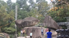 Di tích lịch sử danh thắng quốc gia Hòn Trống Mái nằm trên dãy núi Trường Lệ, được Bộ Văn hóa, Thể thao và Du lịch công nhận là di tích danh thắng cấp quốc gia năm 1962. (Ảnh: Hoa Mai/TTXVN)