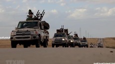 Lực lượng tự xưng Quân đội Quốc gia Libya do Tướng Khalifa Haftar đứng đầu, tiến về Tripoli ngày 3/4/2019. (Ảnh: AFP/TTXVN)