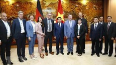 Chủ tịch Ủy ban nhân dân Thành phố Hà Nội Nguyễn Đức Chung tiếp phái đoàn của Thủ hiến bang Thüringen Bodo Ramelow. (Ảnh: Lâm Khánh/TTXVN)