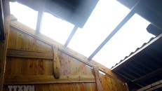 Nhà dân thuộc thôn Sín Chải, xã Tả Giàng Phìn bị tốc mái do dông lốc. (Ảnh: Quốc Khánh/TTXVN)