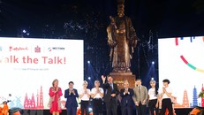 Thủ tướng Nguyễn Xuân Phúc và Thủ tướng Hà Lan Mark Rutte chụp ảnh chung với các nghệ sĩ biểu diễn tại buổi trình diễn thời trang bền vững 'Walk the Talk'. (Ảnh: Lâm Khánh/TTXVN)