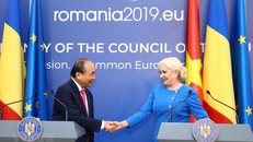 Thủ tướng Nguyễn Xuân Phúc và Thủ tướng Romania Viorica Dancila họp báo thông báo kết quả hội đàm giữa hai nước. (Ảnh: Thống Nhất/TTXVN)