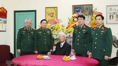 Đoàn Quân ủy Trung ương, Bộ Quốc phòng chúc thọ 96 tuổi Đại tướng Lê Đức Anh, nguyên Ủy viên Bộ Chính trị, nguyên Chủ tịch nước ngày 1/12/2016. (Ảnh: Hồng Pha/TTXVN)