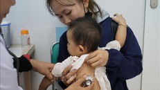 Bác sỹ Bệnh viện Nhi đồng 2 TP Hồ Chí Minh khám bệnh cho trẻ.