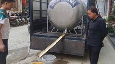 Người dân Sa Pa thiếu nước phải mua nước sinh hoạt từ xe bồn.