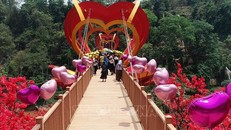 Du khách tham quan và trải nghiệm cầu kính tình yêu tại Khu du lịch sinh thái thác Dải Yếm, huyện Mộc Châu, tỉnh Sơn La. Ảnh: TTXVN phát