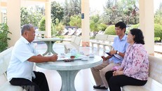 Ông Huỳnh Đồng (nguyên Trung đội trưởng Trinh sát - Đoàn 10) và bà Phạm Thị Nhung (cán bộ y tá Đoàn 10) ôn lại những kỷ niệm về vùng Rừng Sác năm xưa. (Ảnh: Xuân Khu/TTXVN)