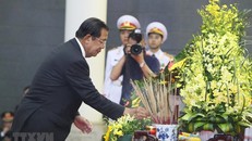 Thủ tướng Chính phủ Hoàng gia Samdech Techo Hun Sen dẫn đầu Đoàn đại biểu cấp cao Vương quốc Campuchia viếng đồng chí Lê Đức Anh. (Ảnh: Lâm Khánh/TTXVN)