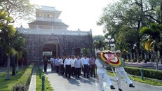 Đoàn đại biểu tỉnh Điện Biên đến đặt vòng hoa tưởng niệm các Anh hùng, liệt sỹ tại Nghĩa trang liệt sỹ A1. (Ảnh: Phan Tuấn Anh/TTXVN)