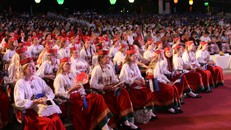 1.000 nghệ sĩ đến từ 10 quốc gia và vùng lãnh thổ tham dự khai mạc hội thi hợp xướng quốc tế.