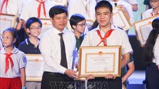 Phó Chủ tịch UBND Thành phố Hà Nội Ngô Văn Quý trao Bằng khen của Chủ tịch UBND Thành phố Hà Nội cho các em học sinh đạt giải Olympic Quốc tế. Ảnh: Thanh Tùng/TTXVN