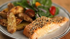 Cá hồi và những thực phẩm tốt cho sức khỏe trong mùa nóng