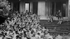 Ngày 19/9/1954, tại sân Đền Giếng trong Khu di tích Đền Hùng (Phú Thọ), trước khi về tiếp quản Thủ đô, cán bộ, chiến sĩ Đại đoàn Quân tiên phong - Sư đoàn 308 - được nghe Chủ tịch Hồ Chí Minh nói chuyện thân mật. Người căn dặn: "Các vua Hùng đã có công dự