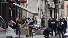 Cảnh sát Pháp điều tra tại hiện trường vụ nổ gói bưu kiện nghi là bom trên phố đi bộ ở Lyon. (Nguồn: AFP/TTXVN)