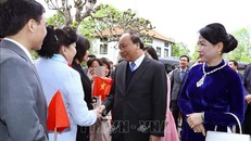 Cán bộ, nhân viên Đại sứ quán và đại diện cộng đồng người Việt Nam tại Thụy Điển đón Thủ tướng Nguyễn Xuân Phúc và Phu nhân. Ảnh: Thống Nhất/TTXVN