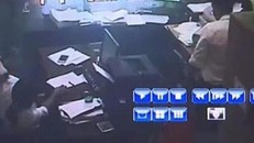 Clip: Cảnh đối tượng bịt mặt cướp ngân hàng tại Phú Thọ