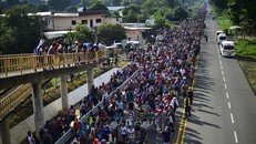 Dòng người di cư từ biên giới Mexico vào Mỹ. Ảnh: AFP/TTXVN