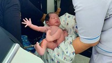 Bé trai chào đời trên taxi trước cổng viện nhi