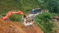 Người dân, xe chở hàng hóa ra vào huyện Mường Tè phải chờ đợi 3 ngày vì bị đứt đường. (Ảnh: Việt Hoàng/TTXVN)