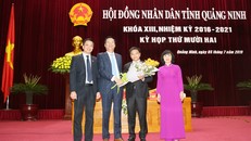 Lãnh đạo tỉnh Quảng Ninh chúc mừng đồng chí Nguyễn Văn Thắng.