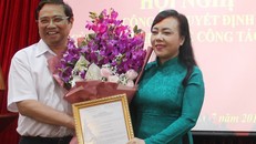 Đồng chí Phạm Minh Chính trao quyết định cho đồng chí Nguyễn Thị Kim Tiến.