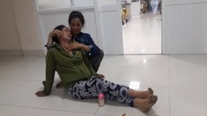 Mẹ sản phụ V.T.B.L khóc ngất trước cái chết tức tưởi của con gái