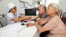 Khám bệnh cho người dân tại trạm y tế xã. (Ảnh: T.G/Vietnam+)