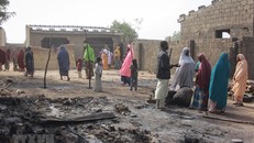 Hiện trường một vụ tấn công tại làng Sajeri, ngoại ô Maiduguri, bang Borno, Nigeria, ngày 8/1/2019. (Ảnh: AFP/TTXVN)