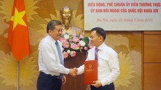 Đồng chí Nguyễn Văn Giàu trao Nghị quyết và chúc mừng đồng chí Đôn Tuấn Phong.