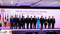 Các bộ trưởng Ngoại giao ASEAN và Trung Quốc trong hội nghị ngày 31/7 tại Bangkok. ảnh: TTXVN