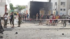 Hiện trường vụ đánh bom xe nhằm vào đồn cảnh sát ở Aden của Yemen, ngày 1/8. (Ảnh: THX/TTXVN)