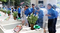 Du khách dâng hương tại khu mộ 10 nữ liệt sỹ thanh niên xung phong hy sinh tại Ngã ba Đồng Lộc, Hà Tĩnh. (Ảnh: Công Tường/TTXVN)