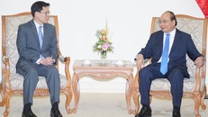 Thủ tướng Nguyễn Xuân Phúc và Thống đốc Ngân hàng Trung ương Thái Lan Veerathai Santiprabhob. Ảnh: VGP/Quang Hiếu