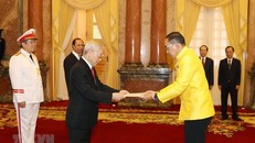 Đại sứ Đặc mệnh toàn quyền Vương quốc Thái Lan tại Việt Nam Tanee Sangrat trình Quốc thư lên Tổng Bí thư, Chủ tịch nước Nguyễn Phú Trọng. (Ảnh: Trí Dũng/TTXVN)